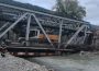 Podul de fier de la Ciobănuș s-a rupt sub un camion: Trafic blocat pe DN 12A Comănești-Miercurea Ciuc