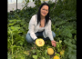 O tânără fermier vrea să le dea „legume-snack” copiilor din România. Morcovi baby, roşii cherry şi pepeni, în loc de chipsuri şi băuturi carbogazoase