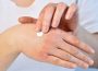 De ce se usucă pielea toamna și când nu mai e suficientă o cremă hidratantă? Ce spune medicul dermatologul