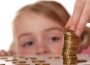Alocațiile pentru copii se plătesc mai devreme în noiembrie 2026. Când intră banii pe card și ce sume primesc familiile