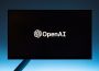 OpenAI suspendă antrenarea noilor modele AI pentru a introduce măsuri de siguranță. Este a doua pauză în trei luni