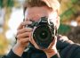 Cât costă un fotograf de eveniment. Prețurile pornesc de la 350 de lei pentru evenimente scurte și pot depăși câteva mii de lei pentru pachetele complete de nuntă.