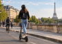 Franța vrea căști obligatorii pentru utilizatorii trotinetelor electrice. Măsura ar putea fi extinsă și la bicicliști