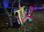 Bacău. O persoană a rămas încarcerată după impactul dintre un autoturism și un autotren