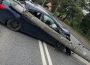 Suceava. O șoferiță a retezat un stâlp, iar acesta a căzut pe mașină