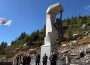 Monument dedicat constructorilor Transfăgărășanului, inaugurat în Munții Făgăraș. Se cere modernizarea șoselei