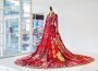 The Red Dress: o rochie, 51 de țări și peste un miliard de cusături. Proiectul, la care a contribuit și o româncă, a ajuns și la București