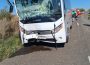 Video-Foto. Vaslui. Coliziune între un autobuz cu navetiști și un tractor. Doi răniți au ajuns la urgență cu capul spart