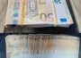 VIDEO/Tânăr din Cașin reținut după percheziții. Falsifica semnături și ștampilele unor instituții
